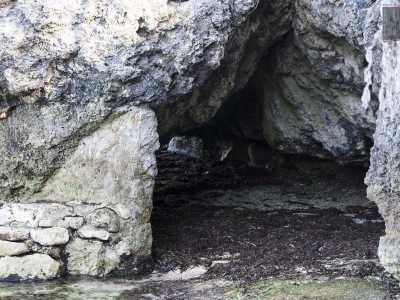 Sulla destra si apre anche un passaggio naturale tra le rocce che permette l�accesso a una spiaggetta completamente ricoperta di alghe